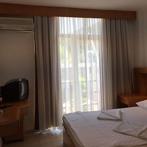 Zimmer mit Kingsize-Bett